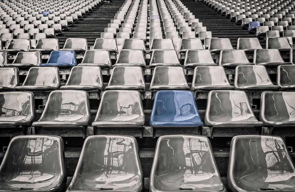 les gradins d'un stade en Bretagne