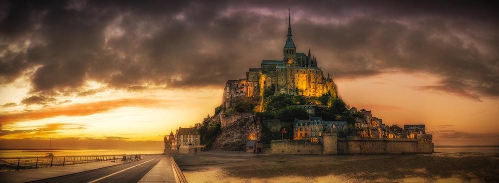 vue incroyable de nuit du Mont Saint Michel