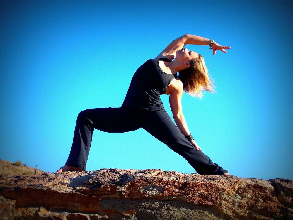 professeur de yoga préparant son cours